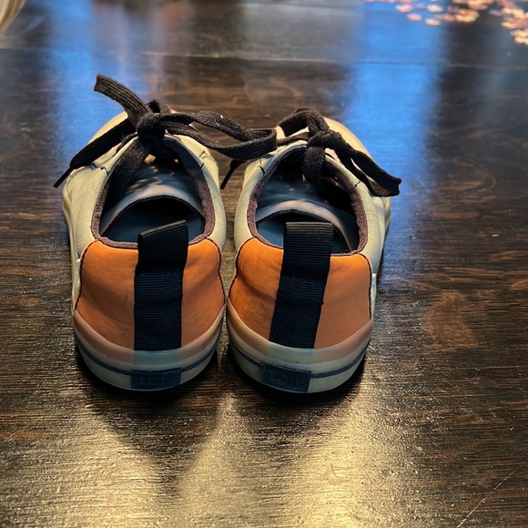 Tom’s boys shoes - Picture 3 of 4